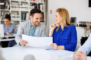 Ofisteki mutlu iş adamları