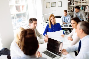 İş adamları gelecek planlarını tartışıyor