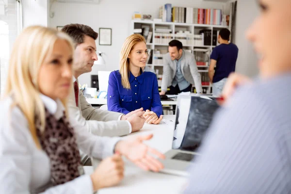 Zakenmensen die toekomstige plannen bespreken — Stockfoto