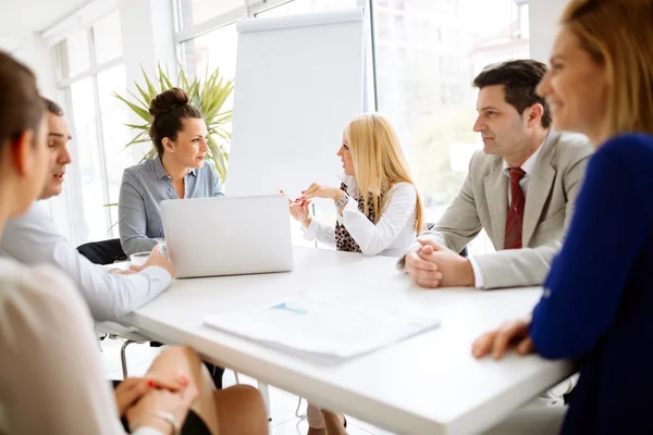 Reunión de negocios y lluvia de ideas — Foto de Stock