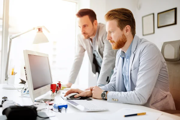 Mitarbeiter arbeiten gemeinsam an Projekt — Stockfoto