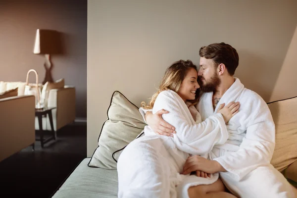 Casal desfrutando bem-estar fim de semana — Fotografia de Stock