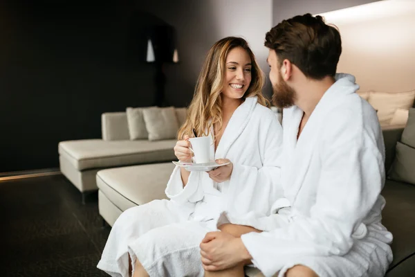 Casal desfrutando chá da manhã — Fotografia de Stock