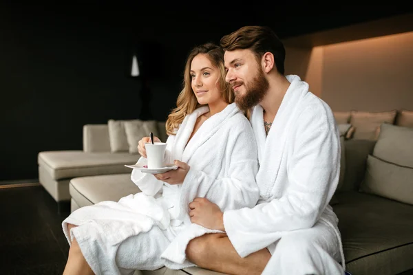 Casal desfrutando bem-estar fim de semana — Fotografia de Stock