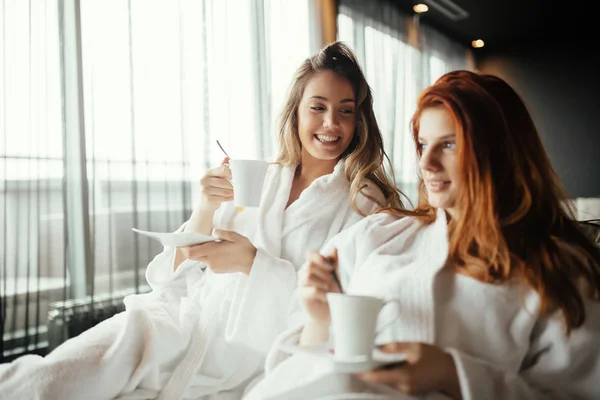 Vrouwen ontspannen en het drinken van thee — Stockfoto