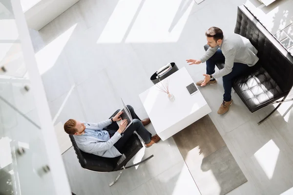 Reunión de negocios en el lobby — Foto de Stock