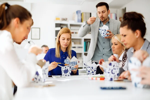 Business people eating in office — Stock Photo, Image