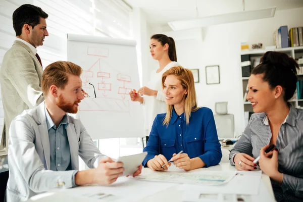 Gente de negocios teniendo una junta directiva — Foto de Stock