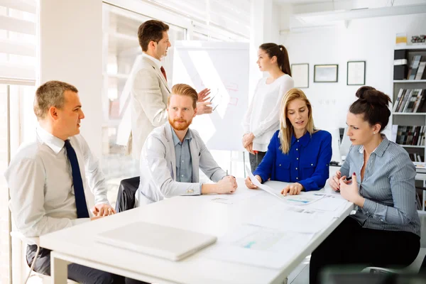 Empresários que têm uma reunião do conselho — Fotografia de Stock