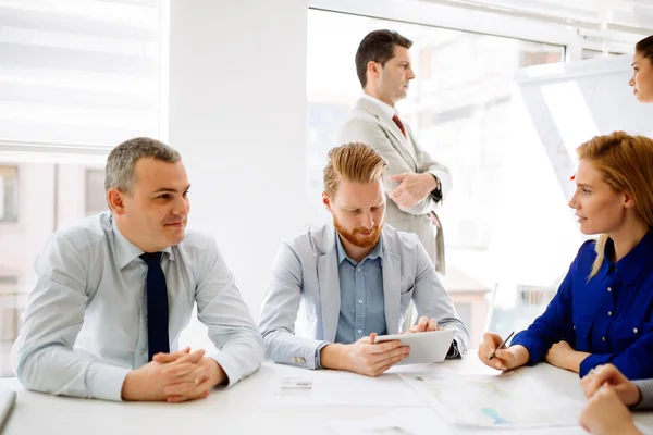 Des hommes d'affaires collaborent au bureau — Photo