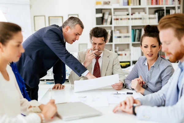 Gente de negocios ocupada en la oficina — Foto de Stock