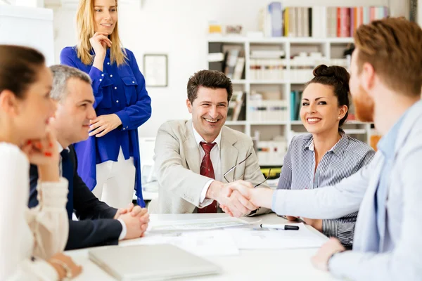 Geschäftsleute schütteln Hände — Stockfoto