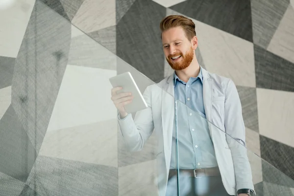 Бизнесмен, имеющий планшет и телефон под рукой — стоковое фото