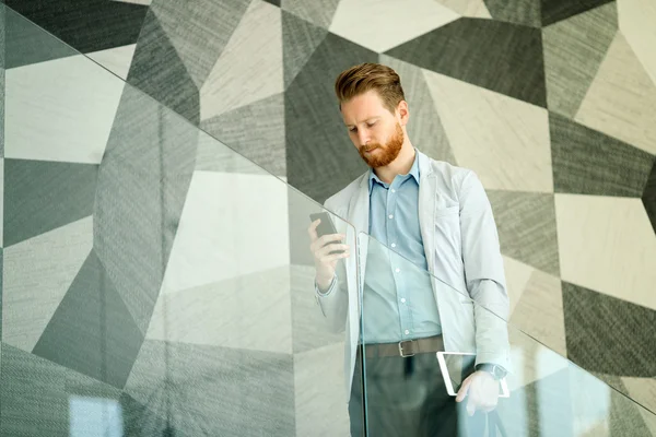 Üzletember, tablet és telefon kéznél — Stock Fotó