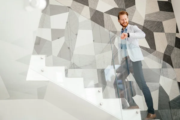 Geschäftsmann auf der Treppe — Stockfoto