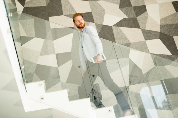 Бізнесмен у костюмі, стоячи на сходах — стокове фото