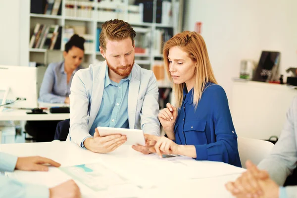 Drukke zakenmensen in office — Stockfoto