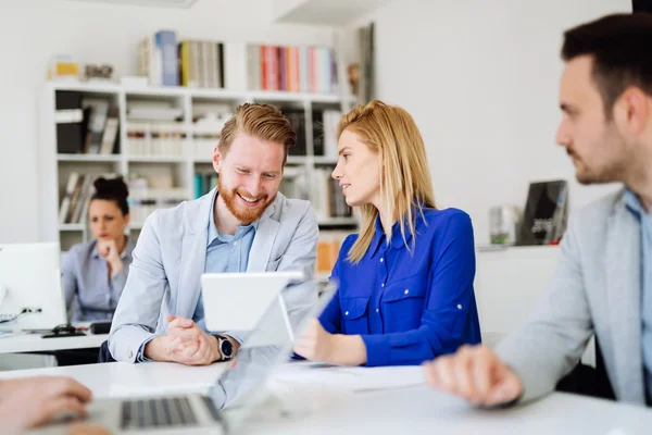 Affärsmän diskuterar framtida planer — Stockfoto