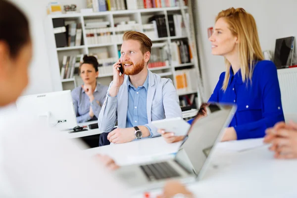 Compañeros de trabajo durante la reunión — Foto de Stock