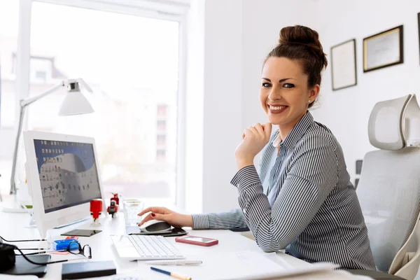 Feliz empresaria trabajando en su escritorio —  Fotos de Stock