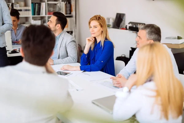 Gente de negocios trabajando en oficina — Foto de Stock