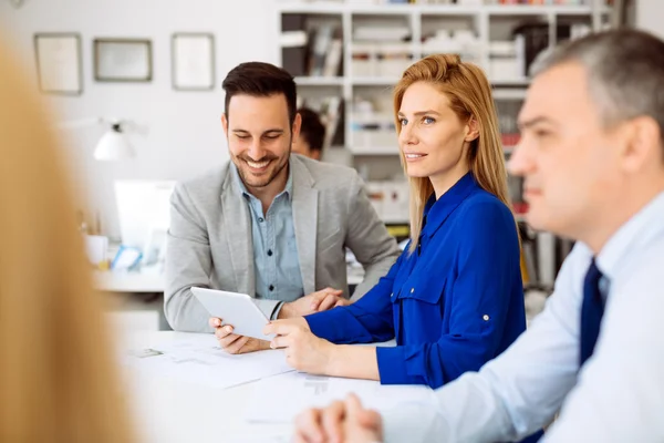 Succesvolle ondernemers tijdens vergadering — Stockfoto