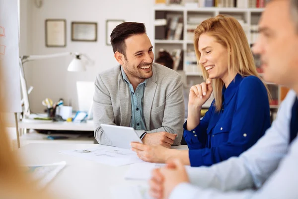 Les gens d'affaires travaillant dans le bureau — Photo