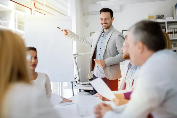 Presentatie en samenwerking door mensen uit het bedrijfsleven — Stockfoto