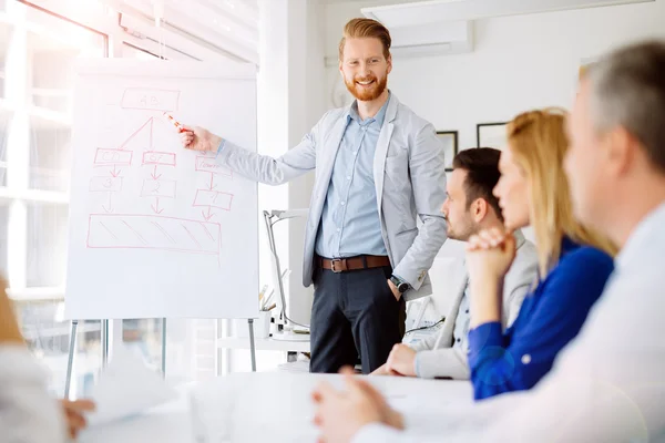 Presentatie en samenwerking door mensen uit het bedrijfsleven — Stockfoto