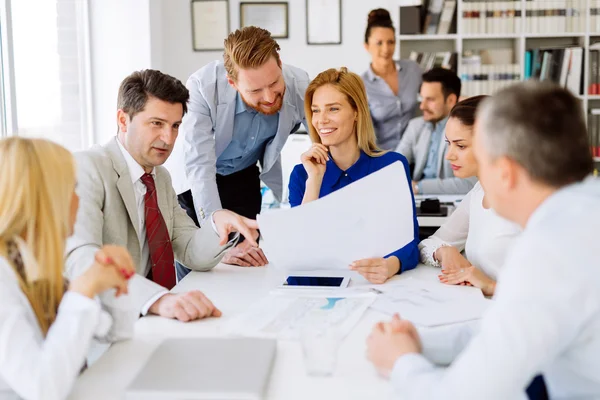 Empresários que têm uma reunião do conselho — Fotografia de Stock