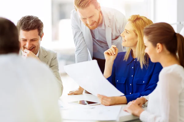 Businesspeople collaborating in office — Stock Photo, Image