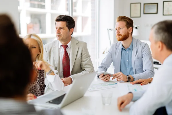 Imprenditori che collaborano in ufficio — Foto Stock