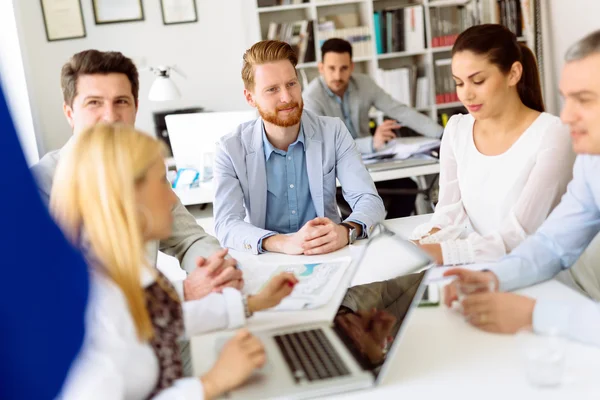 Gente de negocios trabajando en oficina — Foto de Stock