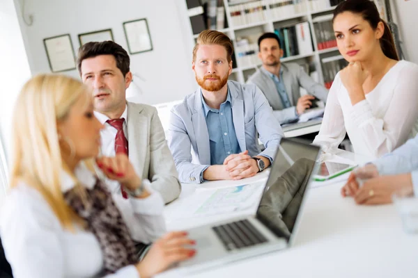 Gente de negocios discutiendo planes futuros —  Fotos de Stock