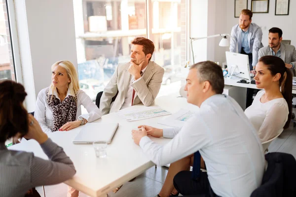 Zakenmensen die toekomstige plannen bespreken — Stockfoto