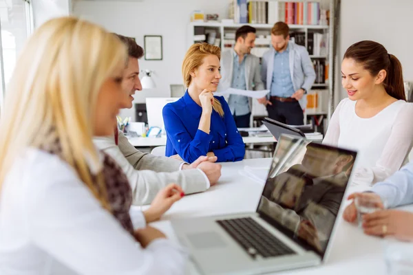 Uomini d'affari che si incontrano in ufficio — Foto Stock