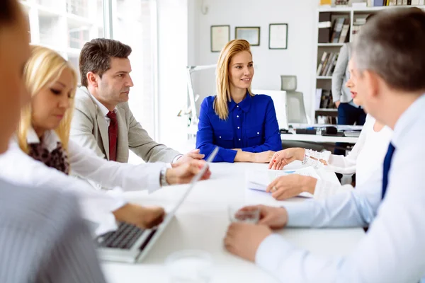 Reunião de empresários no escritório — Fotografia de Stock