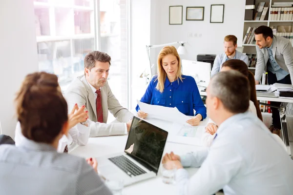 Zakenmensen die toekomstige plannen bespreken — Stockfoto