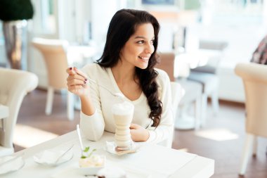 Çekici kadın kahve içme