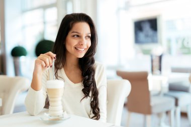 Kahve içen güzel kadın.