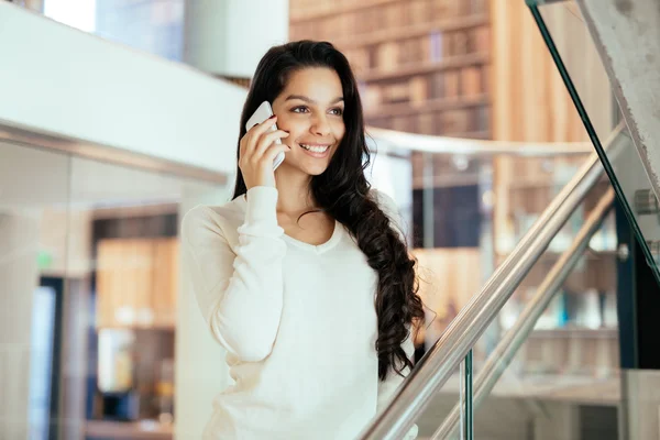 Brunette businesswoman talking on phone — Stock Photo, Image