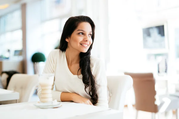 Vacker kvinna dricker kaffe — Stockfoto