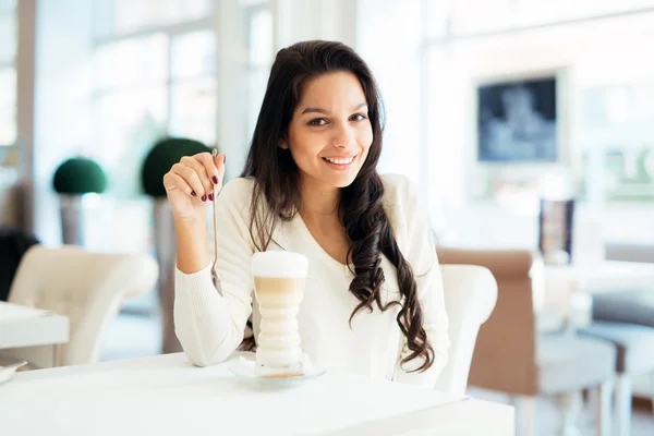 Hermosa mujer bebiendo café — Foto de Stock