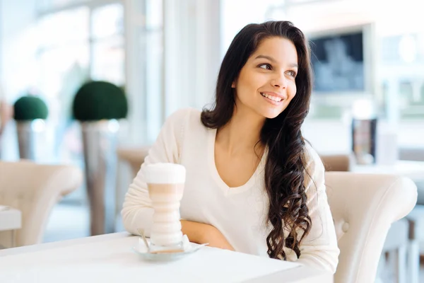 Mujer joven bebiendo café — Foto de Stock