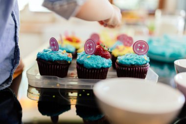 Çocuk tarafından dekore doğum günü kek