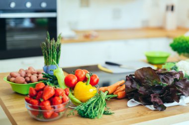 mutfak tezgahının üzerinde taze sebze