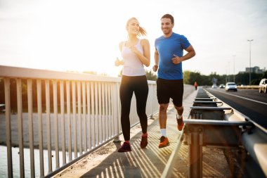 Güzel çift köprü üzerinde çalışan