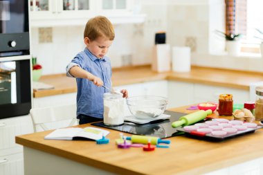 Şirin çocuk bir şef olmak öğrenme