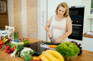 Mutfak adada yemek hazırlama kadın