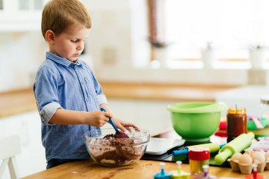 Çok güzel çocuk kurabiye yapma